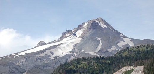 Stratovulkán Mount Hood je nejvyšší hora státu Oregon.