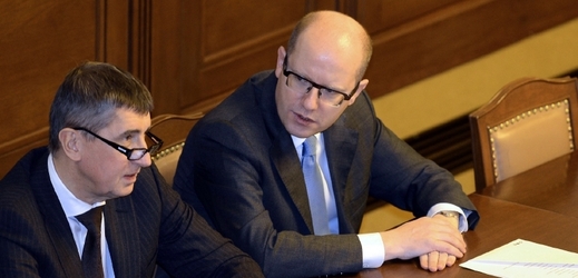 Ministr financí Andrej Babiš (vlevo) a premiér Bohuslav Sobotka.