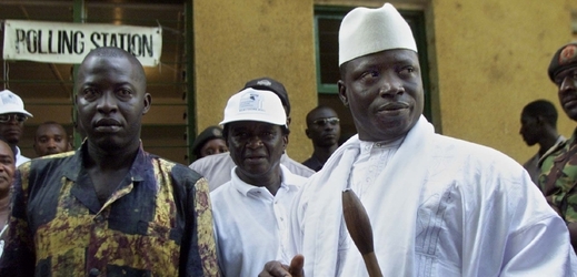Gambijský prezident Yahya Jammeh (vpravo).