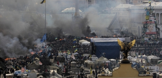Na náměstí Nezávislosti je v obklíčení asi 10 tisíc lidí.