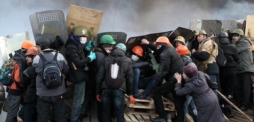 Ukrajinští povstalci se chrání štíty proti ozbrojeným policejním složkám.