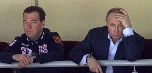 Ruský prezident Putin nevěřil svým vlastním očím, Medvěděv (vlevo) mu dělal společnost.