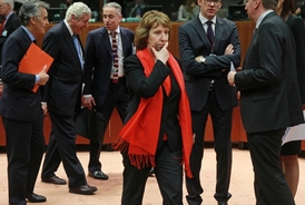 Horečná diplomatické jednání. Šéfka unijní diplomacie Ashtonová v Bruselu.