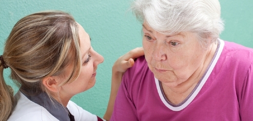 Personál, který se stará o seniory s demencí, je dost často přetížený (ilustrační foto).
