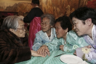 Šestadevadesátiletá Jihokorejka se po více než půl století vidí s příbuznými ze severu.