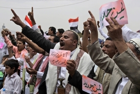 Lidé v hlavním městě Jemenu demonstrují za svržení prezidenta Sáliha roku 2011.