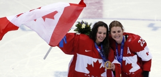Hokejistky Kanady slaví olympijský triumf.