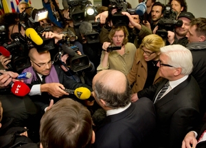 Šéf německé diplomacie Steinmeier (vpravo s brýlemi) s novináři. 