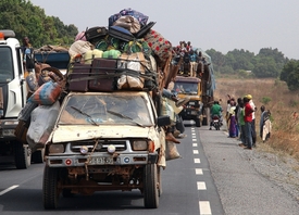 Muslimové prchající po střežené silnici z Bangui do uprchlického tábora.