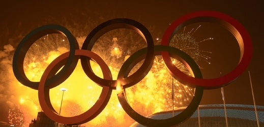 Ohňostroj na pozadí olympijských kruhů v Soči. 