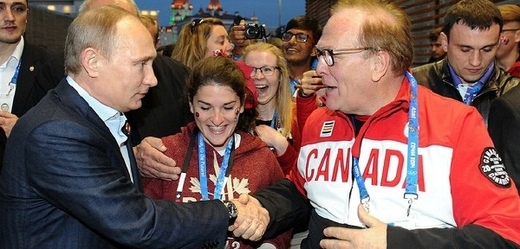 Další návštěva. Putin v olympijském domě Kanaďanů v Soči.