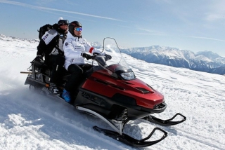 Ruský premiér Medveděv řídí sněžný skútr nad Krásnou Poljanou.