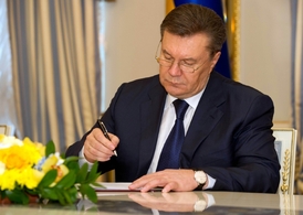 Prezident Janukovyč podepisuje kompromis s vůdci opozice.
