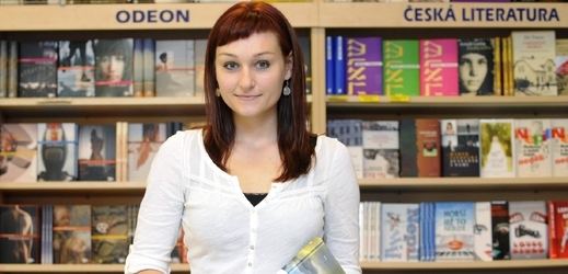 Spisovatelka Kateřina Tučková se svým dílem Žítkovské bohyně.