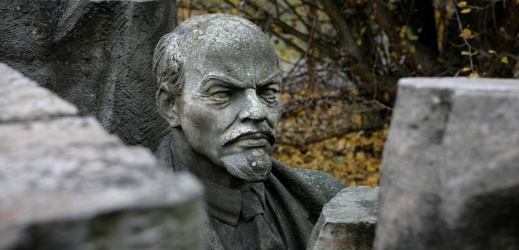 Útoky proti Leninovým sochám na Ukrajině se množí.