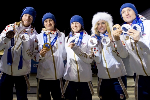 Ve čtvrtek si pro medaile šla kromě Martiny Sáblíkové (druhá zleva) i stříbrná smíšená štafeta biatlonistů. 