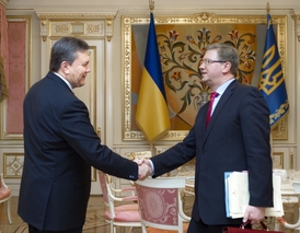 Štefan Füle (vpravo) při setkání s prezidentem Viktorem Janukovyčem.