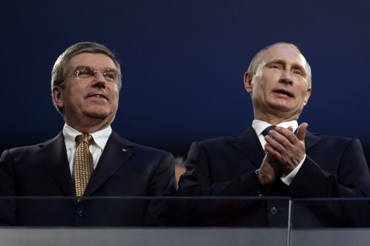 Ruský prezident Vladimir Putin (vpravo) a předseda MOV Thomas Bach.