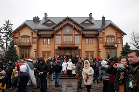 Davy Ukrajinců obklopily Janukovyčovu rezidenci.
