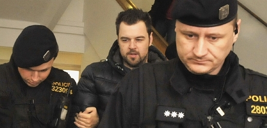Petr Kramný přichází s eskortou k soudu.