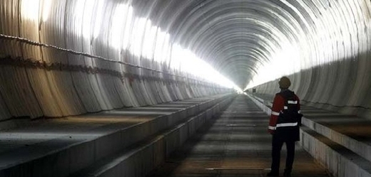 Tunel dlouhý 123 kilometrů.