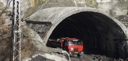 Stavba tunelu dlouhého 600 metrů začala na podzim roku 2007 a byla součástí rekonstrukci celé železniční tratě mezi Bystřicí nad Olší a česko-slovenskou hranicí.