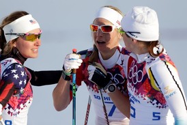 Důtce navzdory. Astrid Jacobsenová (uprostřed) zažila na olympijských hrách perné chvíle, ale kamarádky ji podržely.