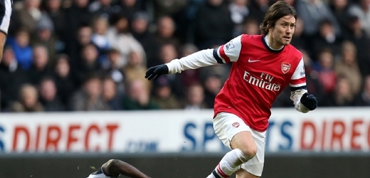 Tomáš Rosický bude podle všeho dres Arsenalu oblékat dál.