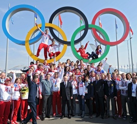 Ruský prezident Vladimir Putin v obležení ruských olympijských medailistů.