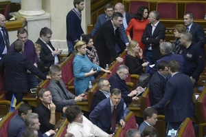 Až chaotické scény v ukrajinském parlamentu.
