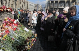 Lidé si v centru Kyjeva připomínají oběti protestů.