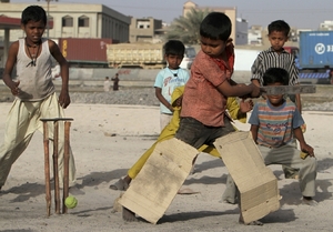 Chudí kluci v Karáčí hrají kriket. 