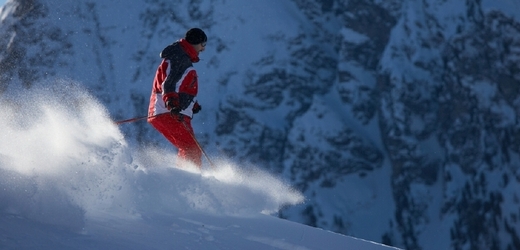 Čech vyrazil na lyžování ve volném terénu a strhl lavinu (ilustrační foto).