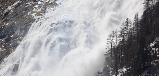 Těžká a mokrá sněhová masa vláčela horolezce asi 500 metrů (ilustrační foto).