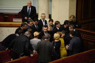Stále rušno v ukrajinském parlamentu.