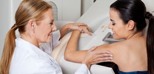 Jedním z vyšetření, které by ženy měly podstoupit, je mamografický screening (ilustrační foto).