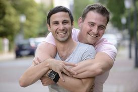 Loni výzkum Agentury EU pro základní práva (FRA) prokázal, že Češi jsou vůči homosexuálům naštěstí poměrně tolerantní. Přesto tu diskriminaci či obtěžování kvůli své orientaci v posledním roce zažilo 36 procent dotázaných.