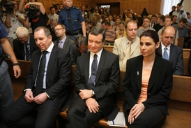 Zleva Petr Kott, David Rath a Kateřina Pancová u soudu.