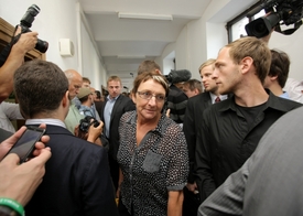 Šéfka stavební firmy Fisa Ivana Salačová odchází od soudu.
