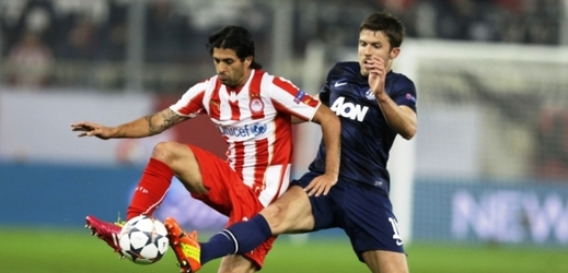 Michael Carrick z Manchesteru United (vpravo) v souboji s Alejandrem Dominquezem z Olympiakosu.