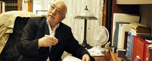 Proslulý muslimský duchovní Fethullah Gülen pije premiérovi Erdoganovi krev. 