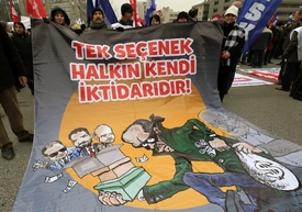 Korupčníci Erdogan, jeho syn a další vládní politici na malbě při demonstraci v Istanbulu.