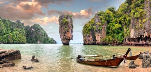 Záliv Phang Nga je jedna z nejcharakterističtějších thajských lokalit. Kromě slavného výčnělku Ko Ping Kan tam najdete i vápencové skaly, krásné jeskyně a vodní groty. (Foto: Shutterstock.com) 