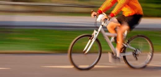 Cyklista jel po dálnici, kam ho navedla navigace v mobilu (ilustrační foto).