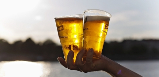 Pivo s výhledem na řeku si musíte vychutnat jen v nějaké  venkovní restauraci. Na ulici je pití zakázáno (ilustrační foto).