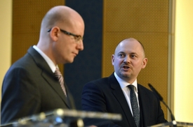 Michal Hašek (vpravo) by se pod slova prezidenta Zemana také podepsal.