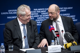 Prezident Miloš Zeman hovoří s předsedou EP Martinem Schulzem.