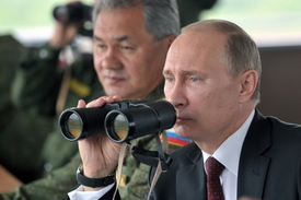 Ruský prezident Vladimir Putin pozoruje vojenské cvičení na ostrově Sachalin.