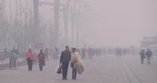 Romantická procházka po ránu pekingským "oparem".