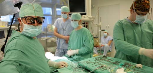 Transplantaci jater prováděli v IKEMu teprve počtvrté (ilustrační foto).